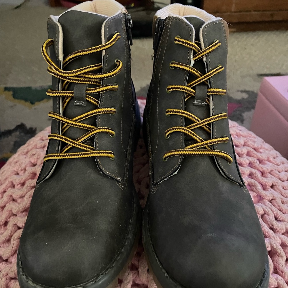 BOY’S BNWOT Highland Creek Boots, size 7!